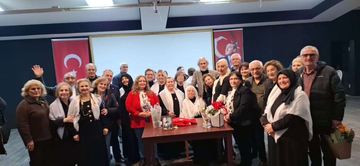 Zübeyde Hanım’ın hayatını sahneye taşıyarak büyük bir başarıya imza atan