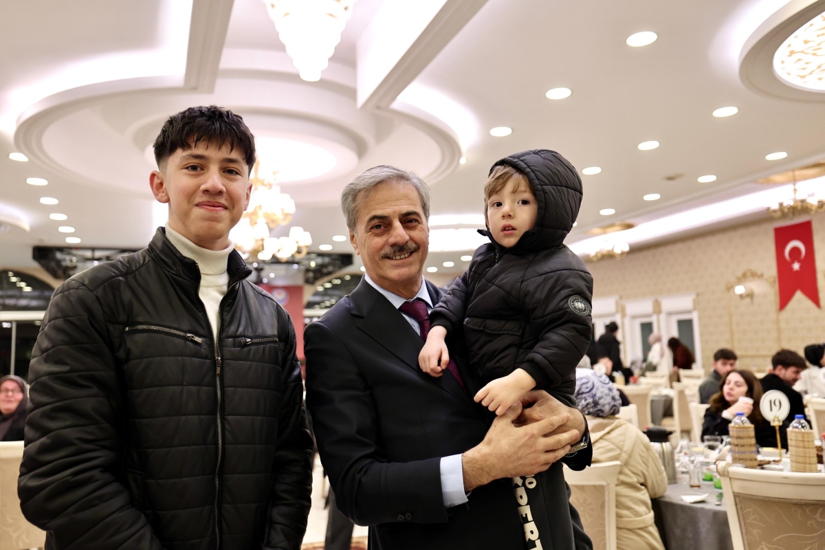 Sakarya Valisi Rahmi Doğan ve eşi Gülden Gülüzar Doğan, Ramazan ayının ilk gününde şehit aileleri ve gazilerle iftar sofrasında bir araya geldi. Vali Doğan,