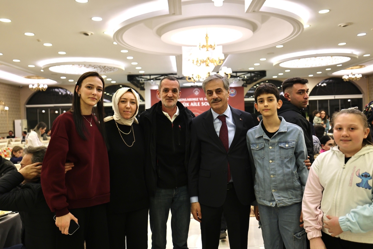 Sakarya Valisi Rahmi Doğan ve eşi Gülden Gülüzar Doğan, Ramazan ayının ilk gününde şehit aileleri ve gazilerle iftar sofrasında bir araya geldi. Vali Doğan,