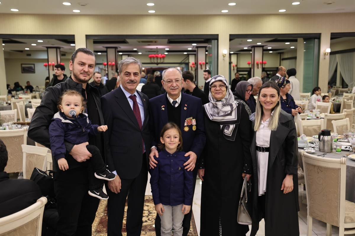 Sakarya Valisi Rahmi Doğan ve eşi Gülden Gülüzar Doğan, Ramazan ayının ilk gününde şehit aileleri ve gazilerle iftar sofrasında bir araya geldi. Vali Doğan,