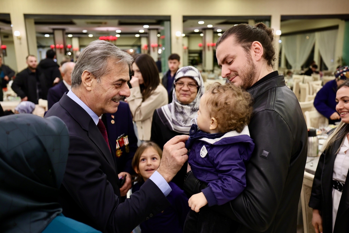 Sakarya Valisi Rahmi Doğan ve eşi Gülden Gülüzar Doğan, Ramazan ayının ilk gününde şehit aileleri ve gazilerle iftar sofrasında bir araya geldi. Vali Doğan,