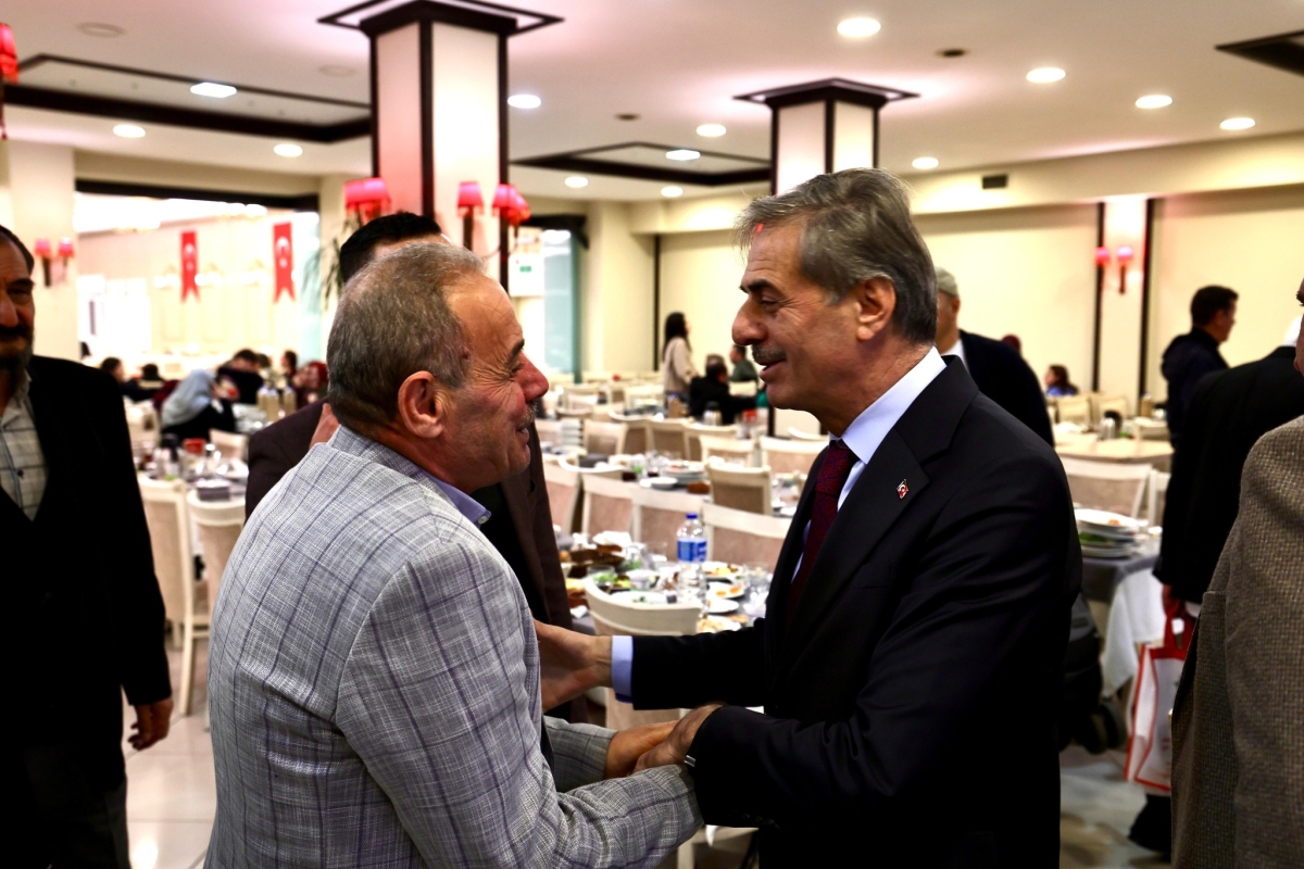 Sakarya Valisi Rahmi Doğan ve eşi Gülden Gülüzar Doğan, Ramazan ayının ilk gününde şehit aileleri ve gazilerle iftar sofrasında bir araya geldi. Vali Doğan,