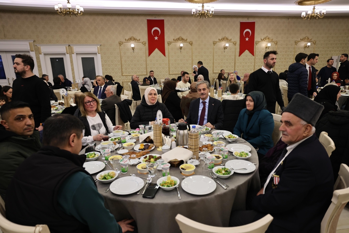 Sakarya Valisi Rahmi Doğan ve eşi Gülden Gülüzar Doğan, Ramazan ayının ilk gününde şehit aileleri ve gazilerle iftar sofrasında bir araya geldi. Vali Doğan,