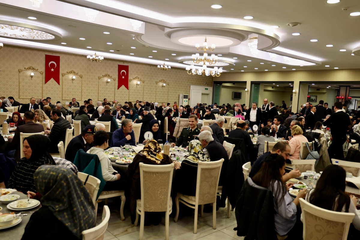 Sakarya Valisi Rahmi Doğan ve eşi Gülden Gülüzar Doğan, Ramazan ayının ilk gününde şehit aileleri ve gazilerle iftar sofrasında bir araya geldi. Vali Doğan,