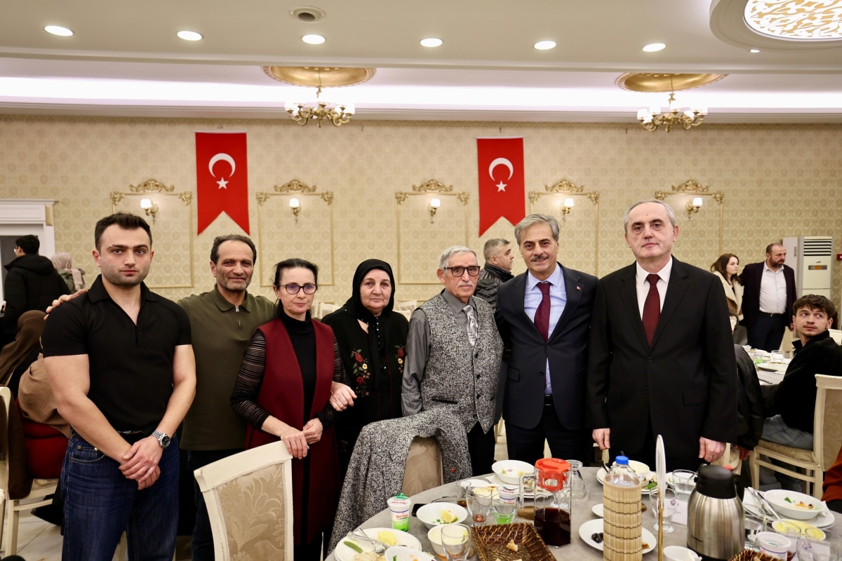 Sakarya Valisi Rahmi Doğan ve eşi Gülden Gülüzar Doğan, Ramazan ayının ilk gününde şehit aileleri ve gazilerle iftar sofrasında bir araya geldi. Vali Doğan,