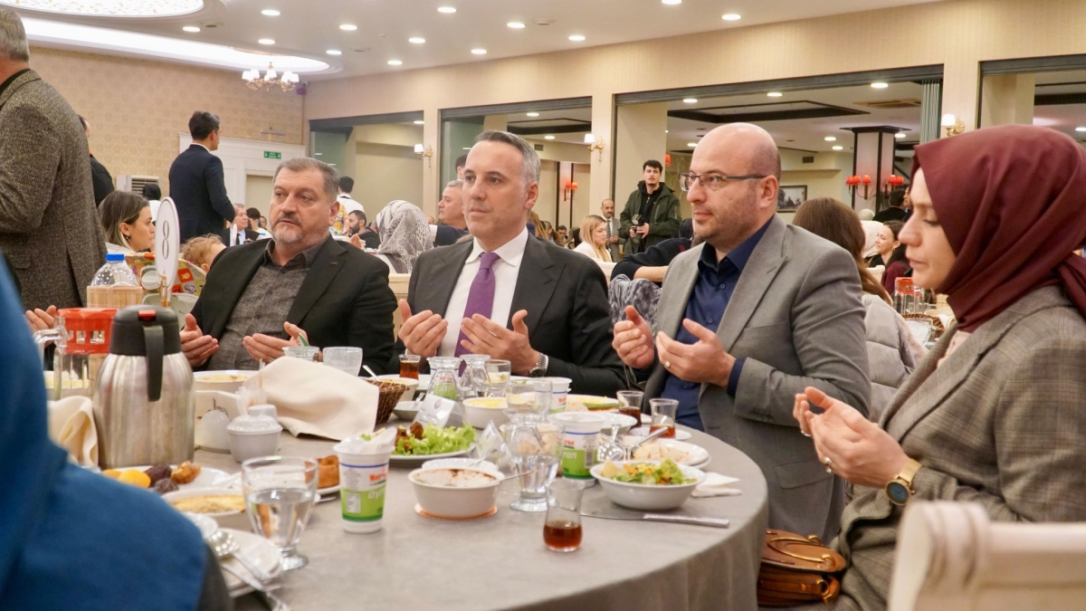 Sakarya Valisi Rahmi Doğan ve eşi Gülden Gülüzar Doğan, Ramazan ayının ilk gününde şehit aileleri ve gazilerle iftar sofrasında bir araya geldi. Vali Doğan,