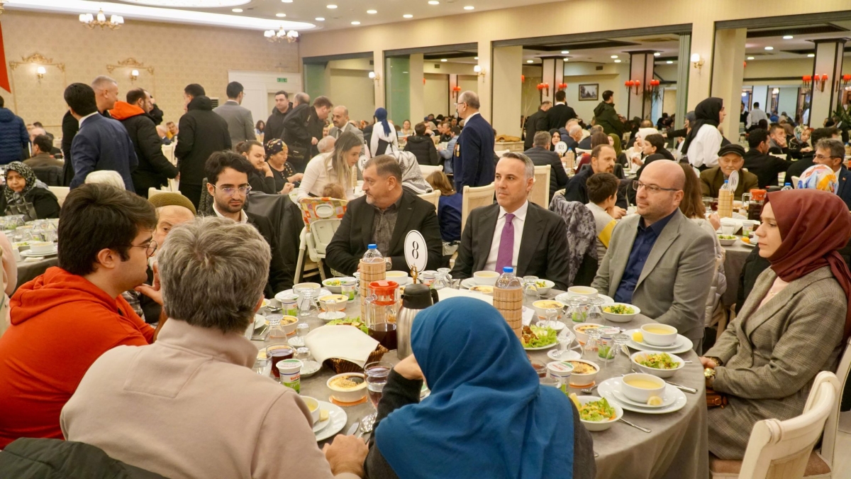 Sakarya Valisi Rahmi Doğan ve eşi Gülden Gülüzar Doğan, Ramazan ayının ilk gününde şehit aileleri ve gazilerle iftar sofrasında bir araya geldi. Vali Doğan,