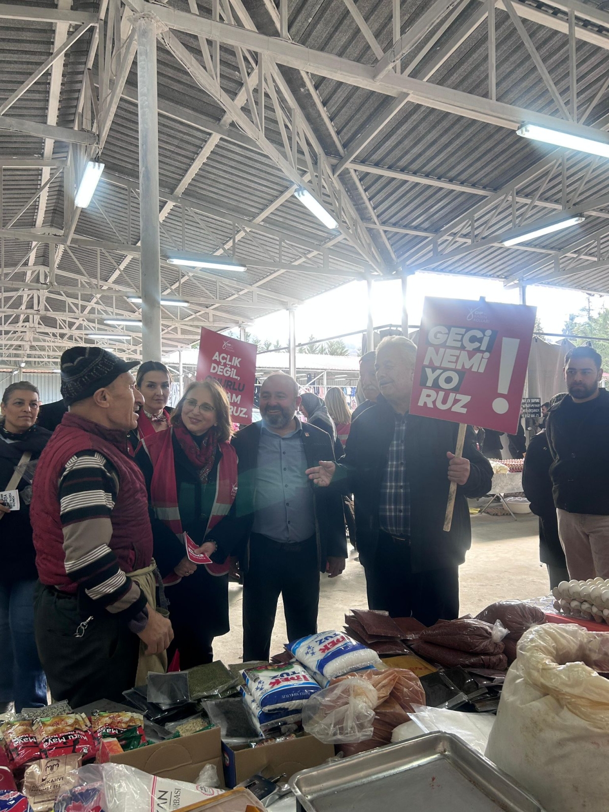 CHP Sakarya İl Kadın Kolları Başkanı Azize Çeroğlu, Karapürçek Çıkartmasıyla Gönülleri Fethetti: