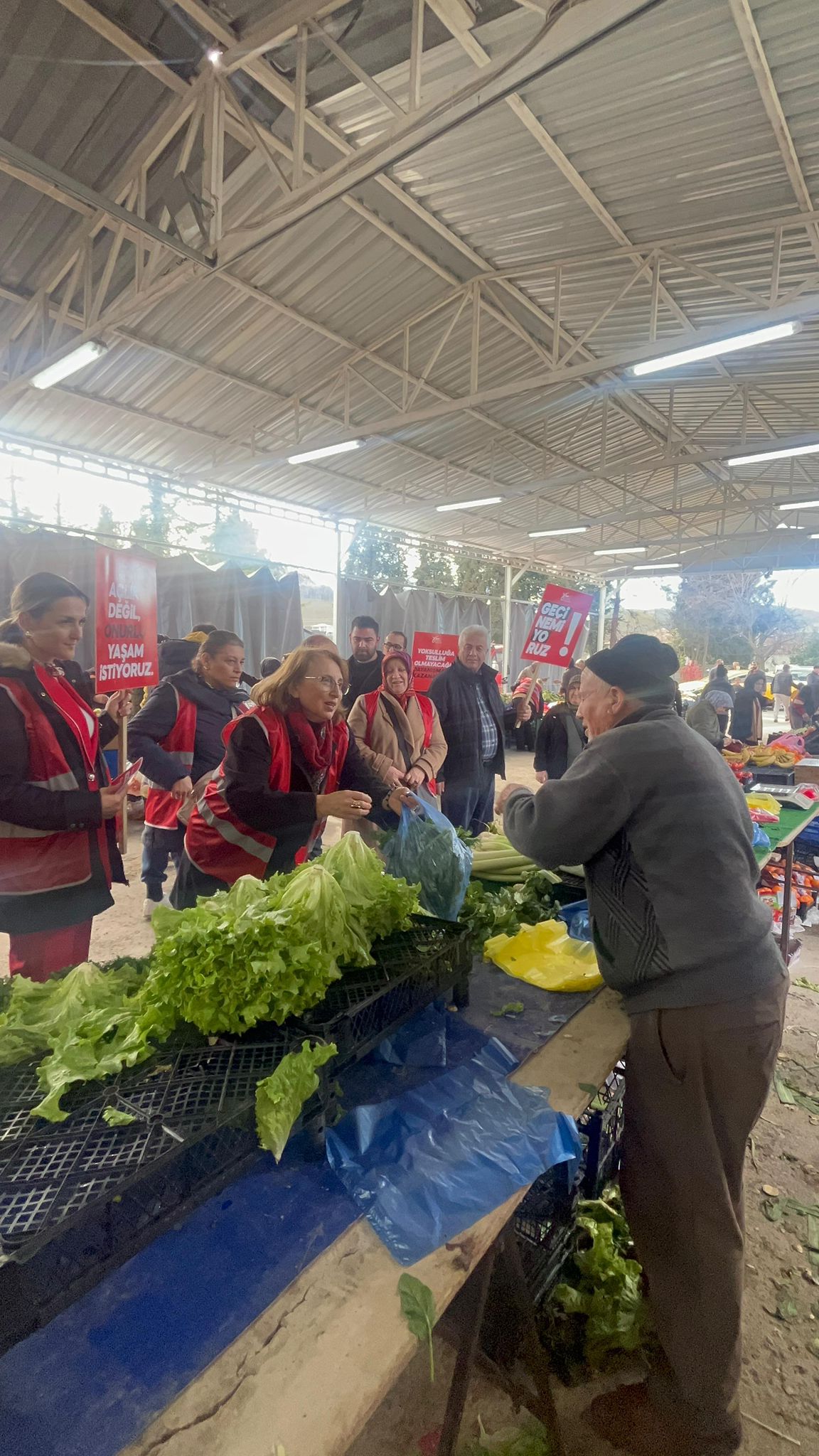 CHP Sakarya İl Kadın Kolları Başkanı Azize Çeroğlu, Karapürçek Çıkartmasıyla Gönülleri Fethetti: