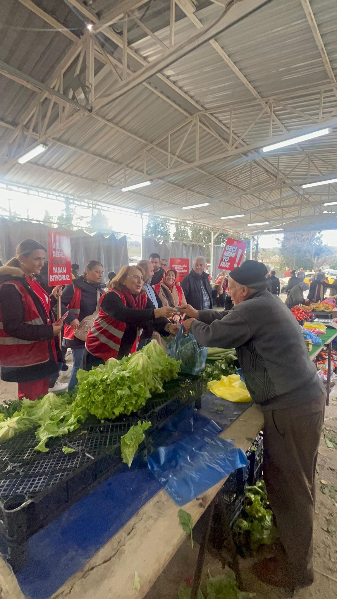 CHP Sakarya İl Kadın Kolları Başkanı Azize Çeroğlu, Karapürçek Çıkartmasıyla Gönülleri Fethetti: