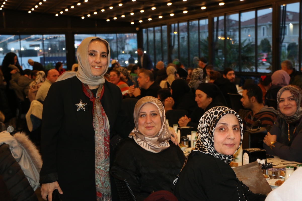 Sakarya Engelliler Birlik Federasyonu tarafından düzenlenen muazzam iftar programında 500 can bir araya geldi. Duaların semaya yükseldiği, engellerin sevgiyle aşıldığı gecede, paylaşılan sadece yemek değil, bir ömürlük dostlu