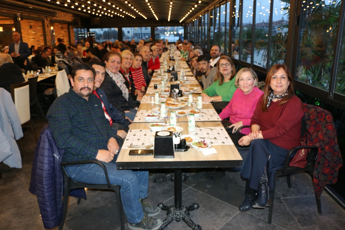 Sakarya Engelliler Birlik Federasyonu tarafından düzenlenen muazzam iftar programında 500 can bir araya geldi. Duaların semaya yükseldiği, engellerin sevgiyle aşıldığı gecede, paylaşılan sadece yemek değil, bir ömürlük dostlu