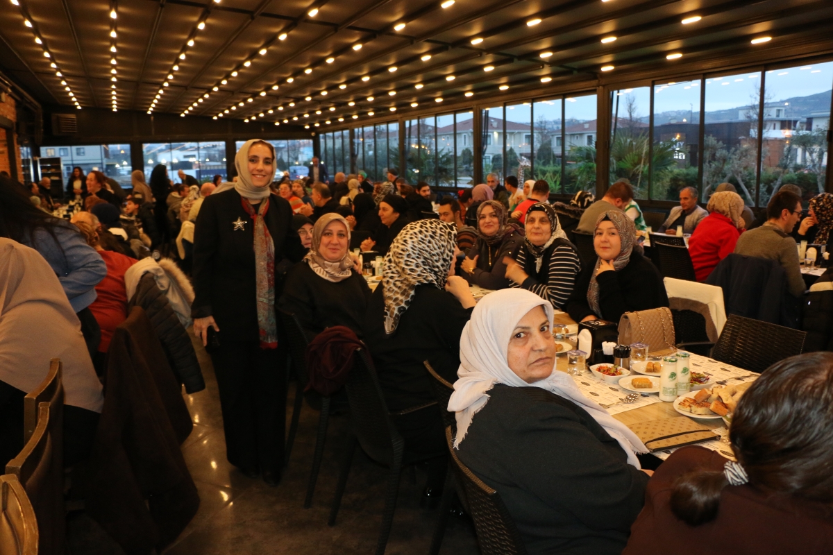 Sakarya Engelliler Birlik Federasyonu tarafından düzenlenen muazzam iftar programında 500 can bir araya geldi. Duaların semaya yükseldiği, engellerin sevgiyle aşıldığı gecede, paylaşılan sadece yemek değil, bir ömürlük dostlu