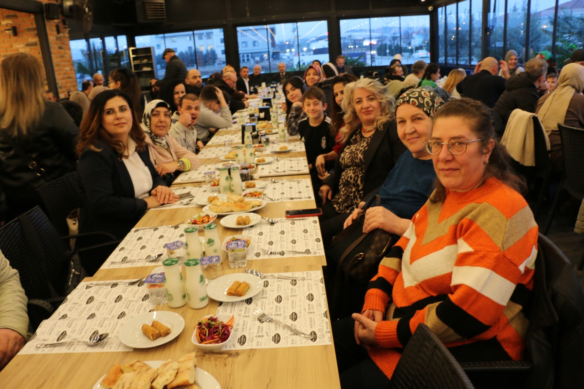 Sakarya Engelliler Birlik Federasyonu tarafından düzenlenen muazzam iftar programında 500 can bir araya geldi. Duaların semaya yükseldiği, engellerin sevgiyle aşıldığı gecede, paylaşılan sadece yemek değil, bir ömürlük dostlu
