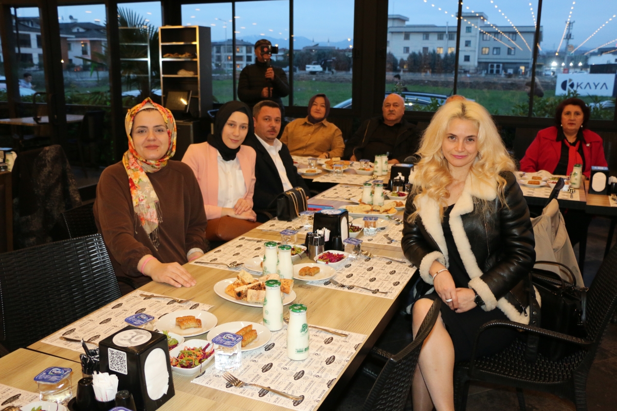 Sakarya Engelliler Birlik Federasyonu tarafından düzenlenen muazzam iftar programında 500 can bir araya geldi. Duaların semaya yükseldiği, engellerin sevgiyle aşıldığı gecede, paylaşılan sadece yemek değil, bir ömürlük dostlu