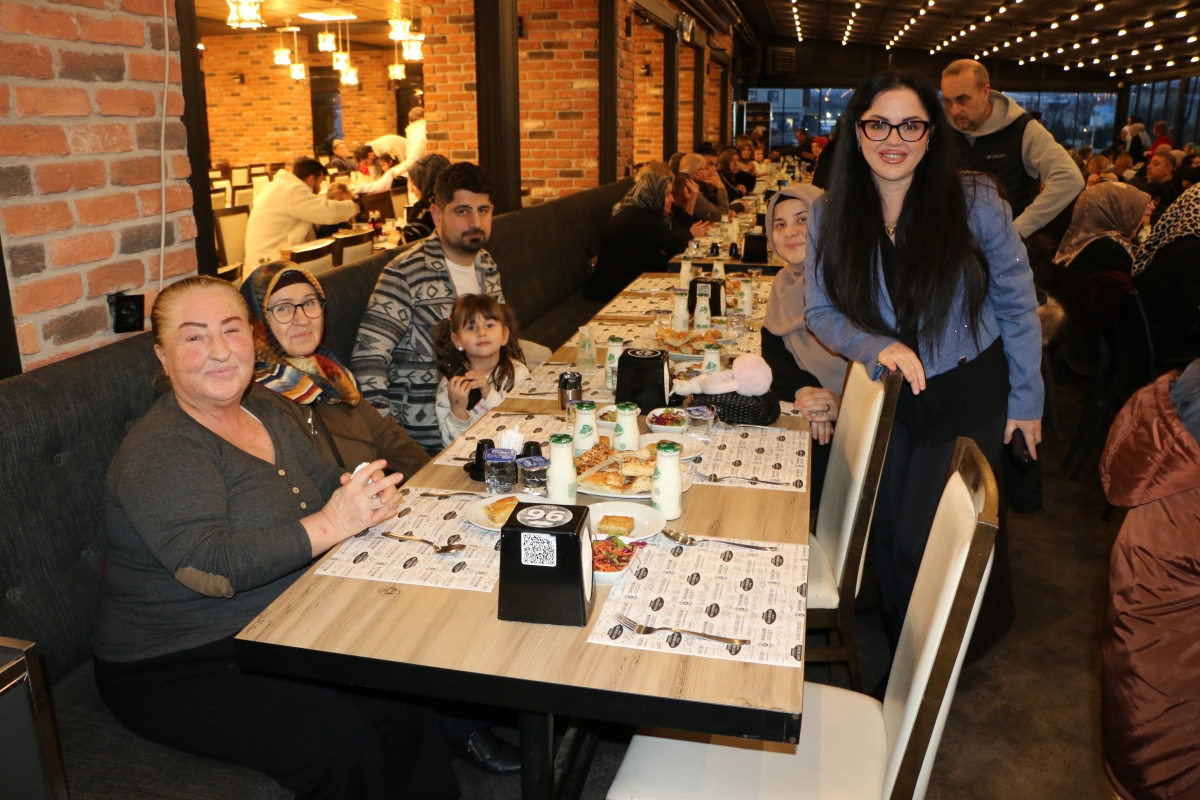 Sakarya Engelliler Birlik Federasyonu tarafından düzenlenen muazzam iftar programında 500 can bir araya geldi. Duaların semaya yükseldiği, engellerin sevgiyle aşıldığı gecede, paylaşılan sadece yemek değil, bir ömürlük dostlu