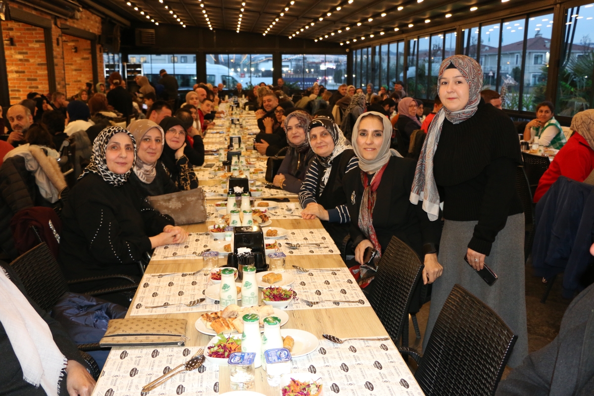 Sakarya Engelliler Birlik Federasyonu tarafından düzenlenen muazzam iftar programında 500 can bir araya geldi. Duaların semaya yükseldiği, engellerin sevgiyle aşıldığı gecede, paylaşılan sadece yemek değil, bir ömürlük dostlu