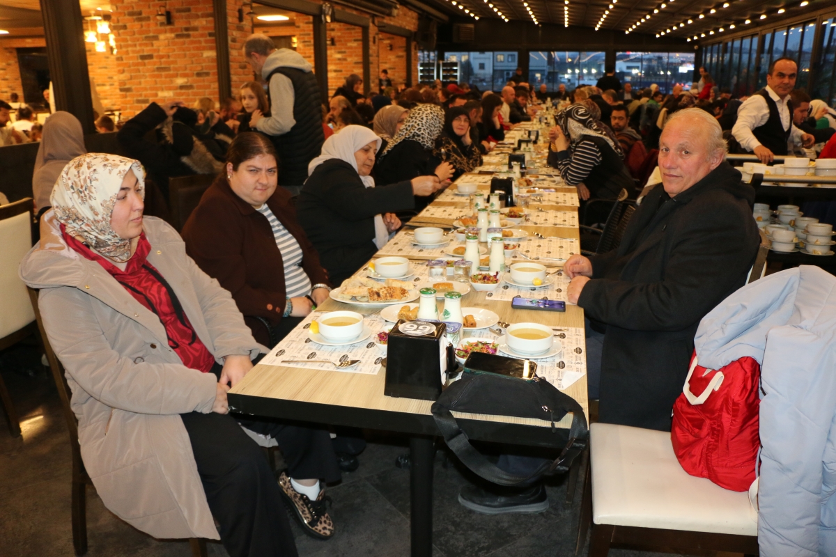Sakarya Engelliler Birlik Federasyonu tarafından düzenlenen muazzam iftar programında 500 can bir araya geldi. Duaların semaya yükseldiği, engellerin sevgiyle aşıldığı gecede, paylaşılan sadece yemek değil, bir ömürlük dostlu