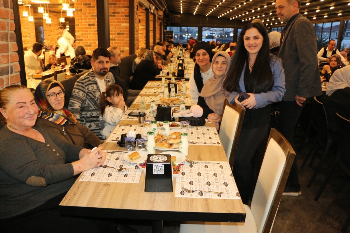 Sakarya Engelliler Birlik Federasyonu tarafından düzenlenen muazzam iftar programında 500 can bir araya geldi. Duaların semaya yükseldiği, engellerin sevgiyle aşıldığı gecede, paylaşılan sadece yemek değil, bir ömürlük dostlu