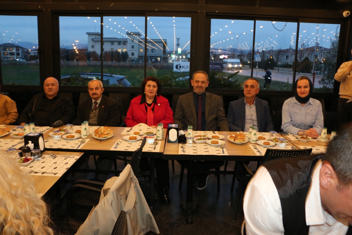 Sakarya Engelliler Birlik Federasyonu tarafından düzenlenen muazzam iftar programında 500 can bir araya geldi. Duaların semaya yükseldiği, engellerin sevgiyle aşıldığı gecede, paylaşılan sadece yemek değil, bir ömürlük dostlu
