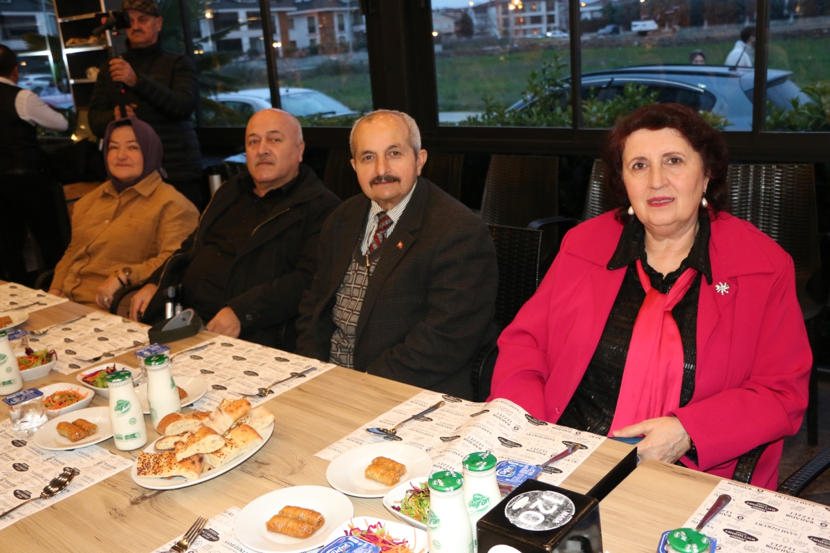 Sakarya Engelliler Birlik Federasyonu tarafından düzenlenen muazzam iftar programında 500 can bir araya geldi. Duaların semaya yükseldiği, engellerin sevgiyle aşıldığı gecede, paylaşılan sadece yemek değil, bir ömürlük dostlu