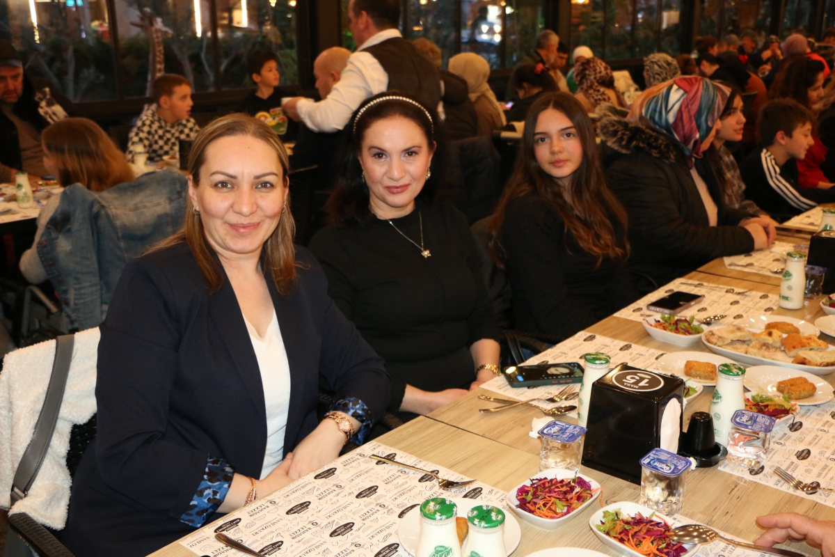 Sakarya Engelliler Birlik Federasyonu tarafından düzenlenen muazzam iftar programında 500 can bir araya geldi. Duaların semaya yükseldiği, engellerin sevgiyle aşıldığı gecede, paylaşılan sadece yemek değil, bir ömürlük dostlu