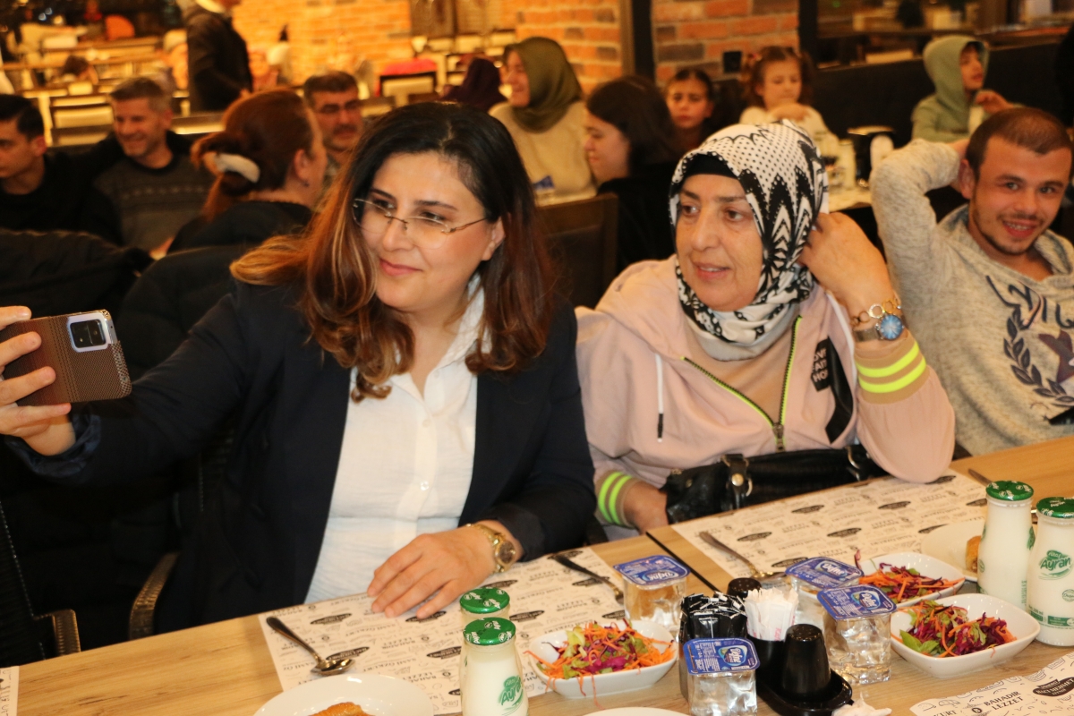 Sakarya Engelliler Birlik Federasyonu tarafından düzenlenen muazzam iftar programında 500 can bir araya geldi. Duaların semaya yükseldiği, engellerin sevgiyle aşıldığı gecede, paylaşılan sadece yemek değil, bir ömürlük dostlu