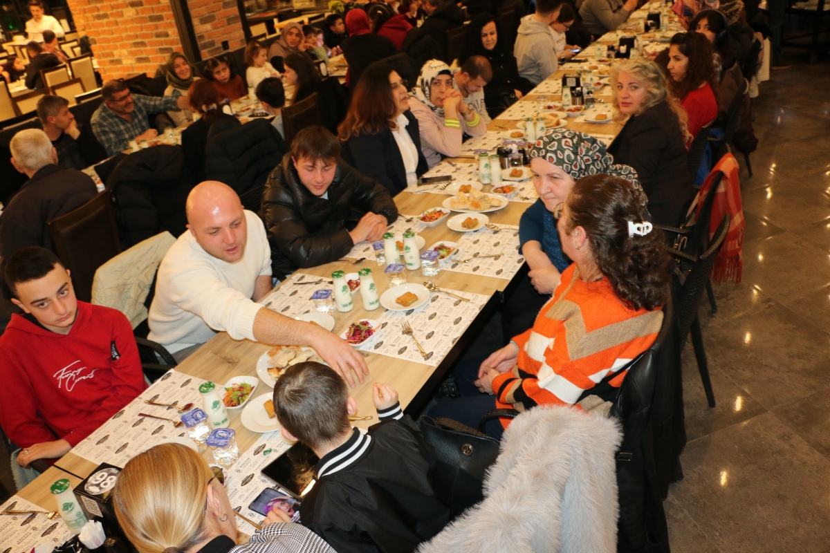 Sakarya Engelliler Birlik Federasyonu tarafından düzenlenen muazzam iftar programında 500 can bir araya geldi. Duaların semaya yükseldiği, engellerin sevgiyle aşıldığı gecede, paylaşılan sadece yemek değil, bir ömürlük dostlu