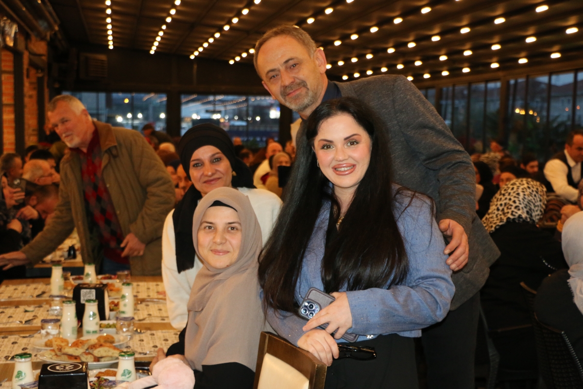 Sakarya Engelliler Birlik Federasyonu tarafından düzenlenen muazzam iftar programında 500 can bir araya geldi. Duaların semaya yükseldiği, engellerin sevgiyle aşıldığı gecede, paylaşılan sadece yemek değil, bir ömürlük dostlu