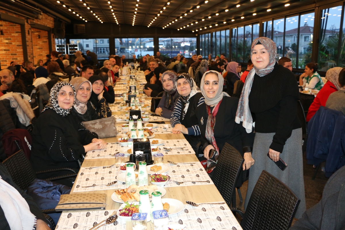 Sakarya Engelliler Birlik Federasyonu tarafından düzenlenen muazzam iftar programında 500 can bir araya geldi. Duaların semaya yükseldiği, engellerin sevgiyle aşıldığı gecede, paylaşılan sadece yemek değil, bir ömürlük dostlu