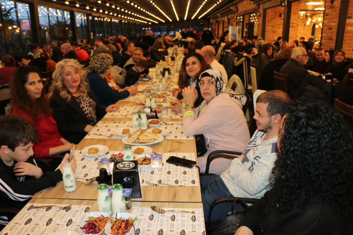 Sakarya Engelliler Birlik Federasyonu tarafından düzenlenen muazzam iftar programında 500 can bir araya geldi. Duaların semaya yükseldiği, engellerin sevgiyle aşıldığı gecede, paylaşılan sadece yemek değil, bir ömürlük dostlu