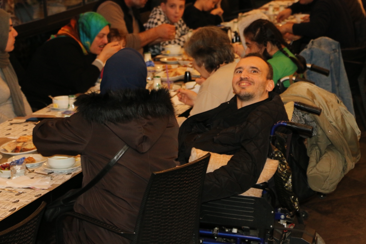 Sakarya Engelliler Birlik Federasyonu tarafından düzenlenen muazzam iftar programında 500 can bir araya geldi. Duaların semaya yükseldiği, engellerin sevgiyle aşıldığı gecede, paylaşılan sadece yemek değil, bir ömürlük dostlu
