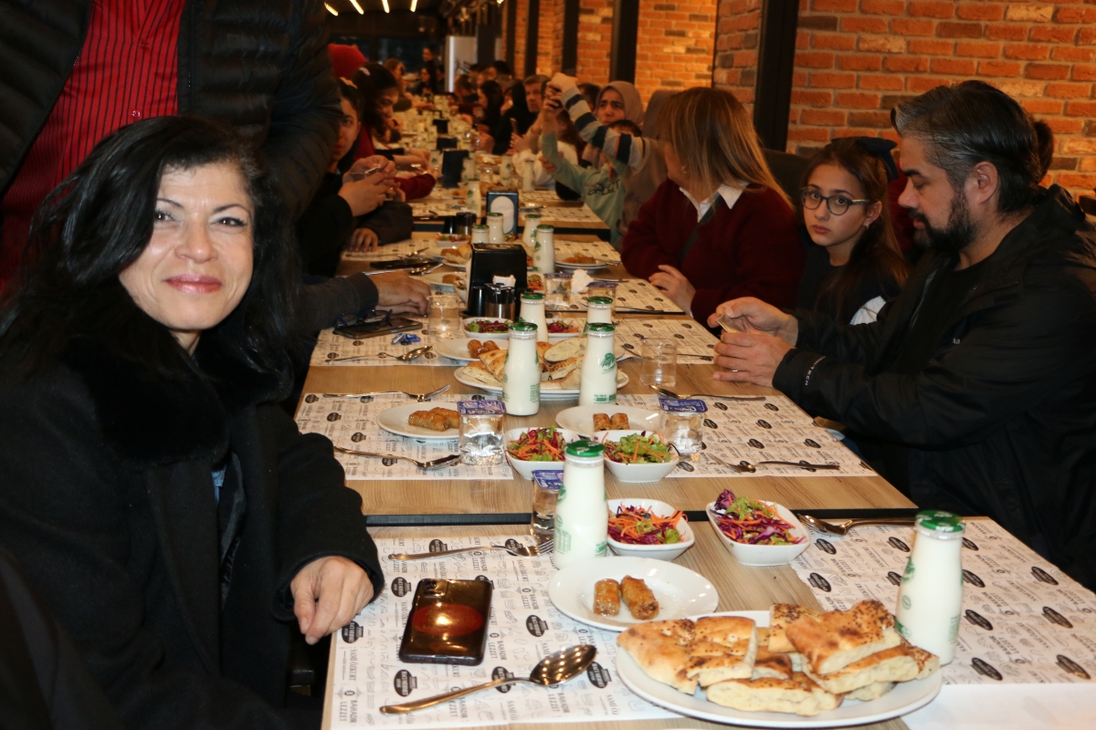 Sakarya Engelliler Birlik Federasyonu tarafından düzenlenen muazzam iftar programında 500 can bir araya geldi. Duaların semaya yükseldiği, engellerin sevgiyle aşıldığı gecede, paylaşılan sadece yemek değil, bir ömürlük dostlu