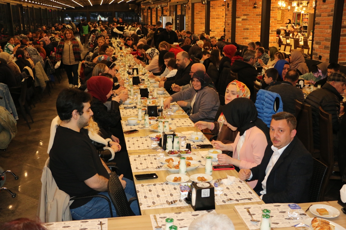 Sakarya Engelliler Birlik Federasyonu tarafından düzenlenen muazzam iftar programında 500 can bir araya geldi. Duaların semaya yükseldiği, engellerin sevgiyle aşıldığı gecede, paylaşılan sadece yemek değil, bir ömürlük dostlu
