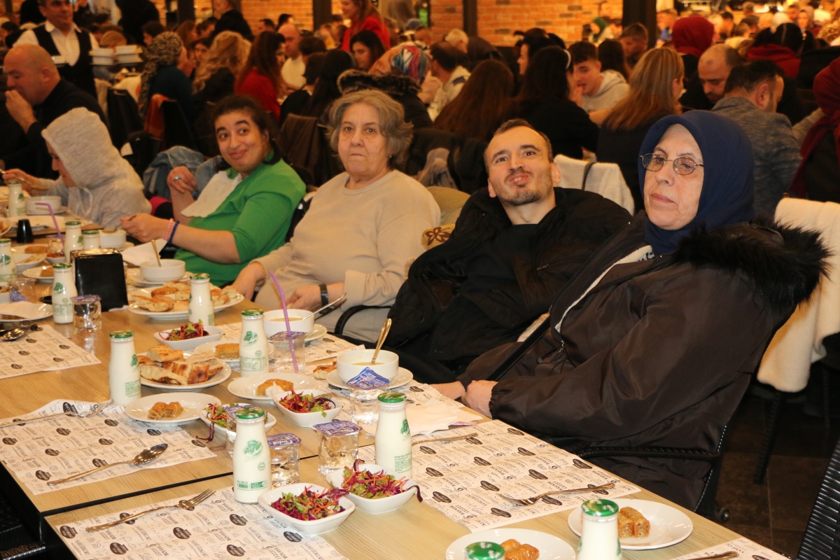 Sakarya Engelliler Birlik Federasyonu tarafından düzenlenen muazzam iftar programında 500 can bir araya geldi. Duaların semaya yükseldiği, engellerin sevgiyle aşıldığı gecede, paylaşılan sadece yemek değil, bir ömürlük dostlu