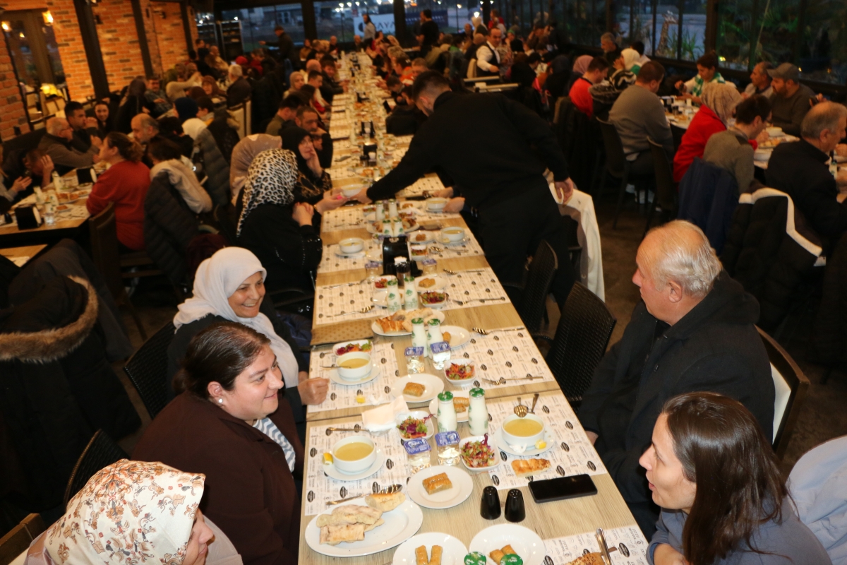 Sakarya Engelliler Birlik Federasyonu tarafından düzenlenen muazzam iftar programında 500 can bir araya geldi. Duaların semaya yükseldiği, engellerin sevgiyle aşıldığı gecede, paylaşılan sadece yemek değil, bir ömürlük dostlu