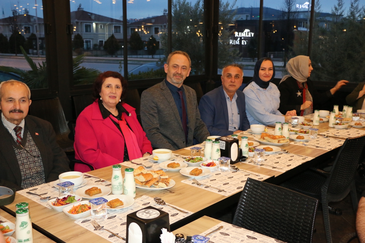Sakarya Engelliler Birlik Federasyonu tarafından düzenlenen muazzam iftar programında 500 can bir araya geldi. Duaların semaya yükseldiği, engellerin sevgiyle aşıldığı gecede, paylaşılan sadece yemek değil, bir ömürlük dostlu