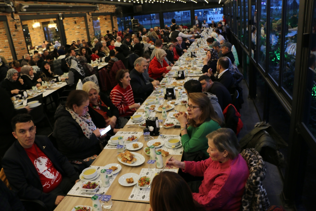 Sakarya Engelliler Birlik Federasyonu tarafından düzenlenen muazzam iftar programında 500 can bir araya geldi. Duaların semaya yükseldiği, engellerin sevgiyle aşıldığı gecede, paylaşılan sadece yemek değil, bir ömürlük dostlu