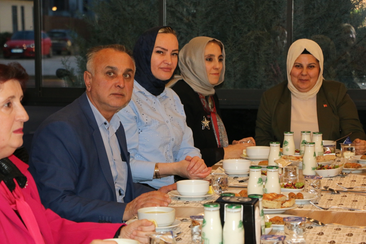Sakarya Engelliler Birlik Federasyonu tarafından düzenlenen muazzam iftar programında 500 can bir araya geldi. Duaların semaya yükseldiği, engellerin sevgiyle aşıldığı gecede, paylaşılan sadece yemek değil, bir ömürlük dostlu