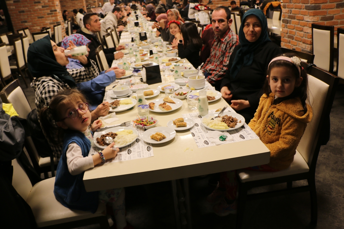 Sakarya Engelliler Birlik Federasyonu tarafından düzenlenen muazzam iftar programında 500 can bir araya geldi. Duaların semaya yükseldiği, engellerin sevgiyle aşıldığı gecede, paylaşılan sadece yemek değil, bir ömürlük dostlu