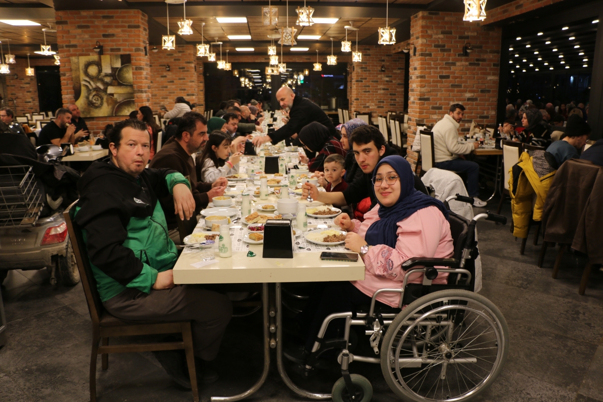 Sakarya Engelliler Birlik Federasyonu tarafından düzenlenen muazzam iftar programında 500 can bir araya geldi. Duaların semaya yükseldiği, engellerin sevgiyle aşıldığı gecede, paylaşılan sadece yemek değil, bir ömürlük dostlu