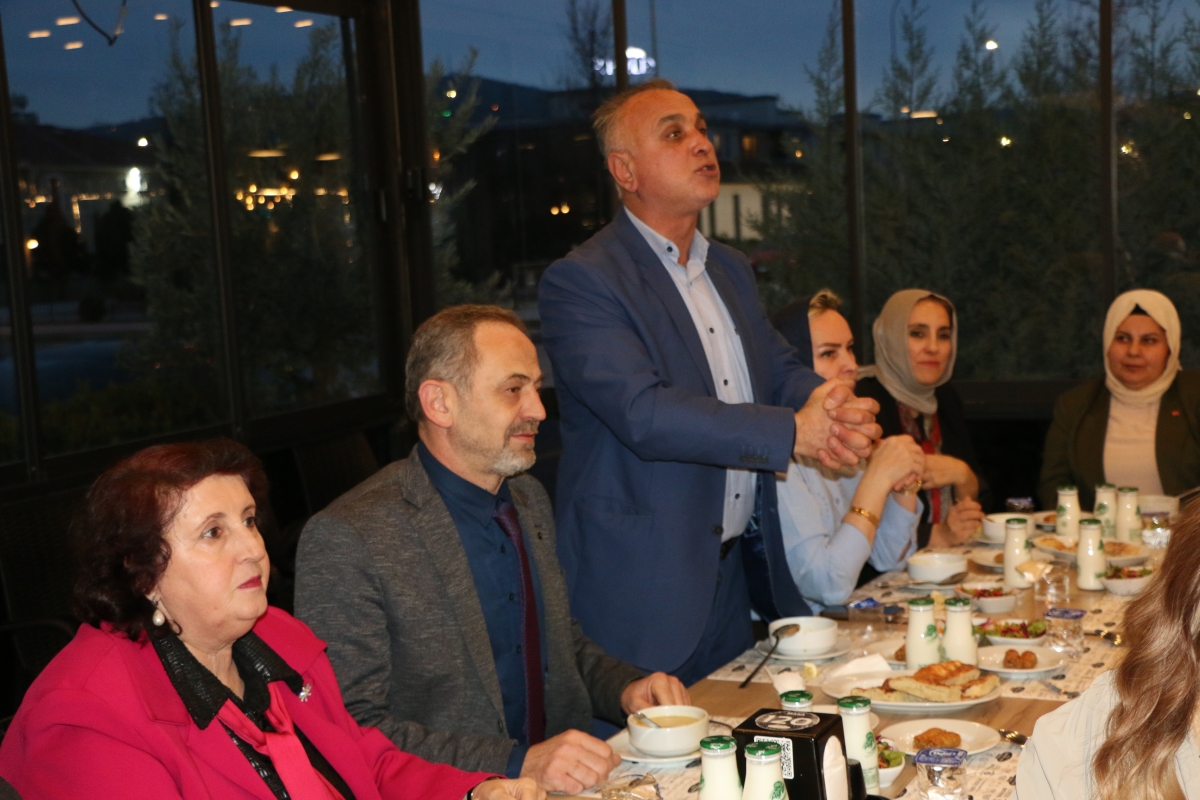 Sakarya Engelliler Birlik Federasyonu tarafından düzenlenen muazzam iftar programında 500 can bir araya geldi. Duaların semaya yükseldiği, engellerin sevgiyle aşıldığı gecede, paylaşılan sadece yemek değil, bir ömürlük dostlu