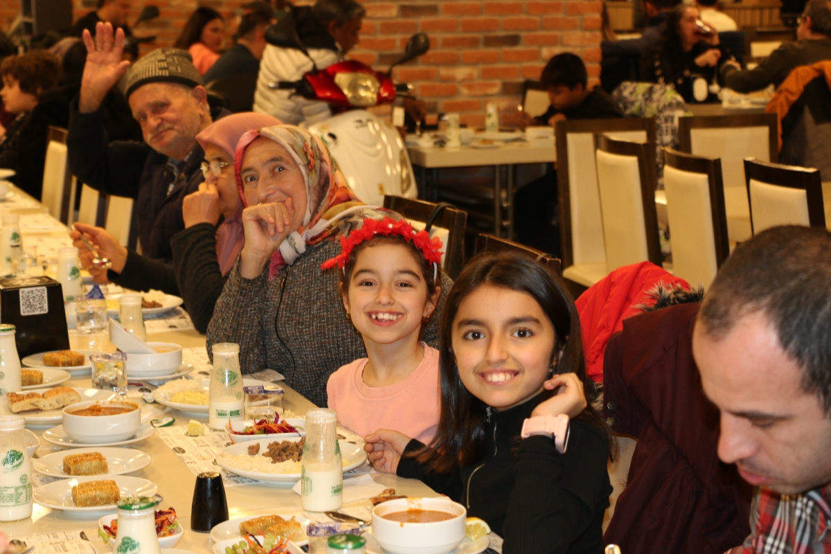 Sakarya Engelliler Birlik Federasyonu tarafından düzenlenen muazzam iftar programında 500 can bir araya geldi. Duaların semaya yükseldiği, engellerin sevgiyle aşıldığı gecede, paylaşılan sadece yemek değil, bir ömürlük dostlu