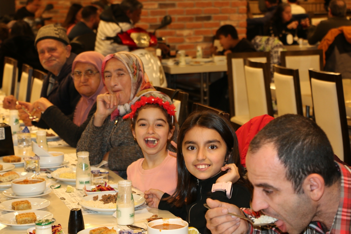 Sakarya Engelliler Birlik Federasyonu tarafından düzenlenen muazzam iftar programında 500 can bir araya geldi. Duaların semaya yükseldiği, engellerin sevgiyle aşıldığı gecede, paylaşılan sadece yemek değil, bir ömürlük dostlu