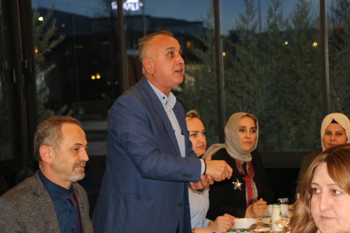 Sakarya Engelliler Birlik Federasyonu tarafından düzenlenen muazzam iftar programında 500 can bir araya geldi. Duaların semaya yükseldiği, engellerin sevgiyle aşıldığı gecede, paylaşılan sadece yemek değil, bir ömürlük dostlu