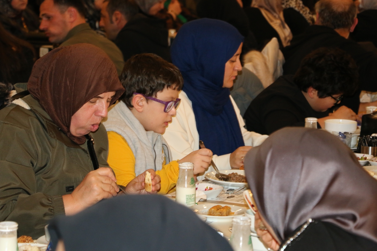 Sakarya Engelliler Birlik Federasyonu tarafından düzenlenen muazzam iftar programında 500 can bir araya geldi. Duaların semaya yükseldiği, engellerin sevgiyle aşıldığı gecede, paylaşılan sadece yemek değil, bir ömürlük dostlu