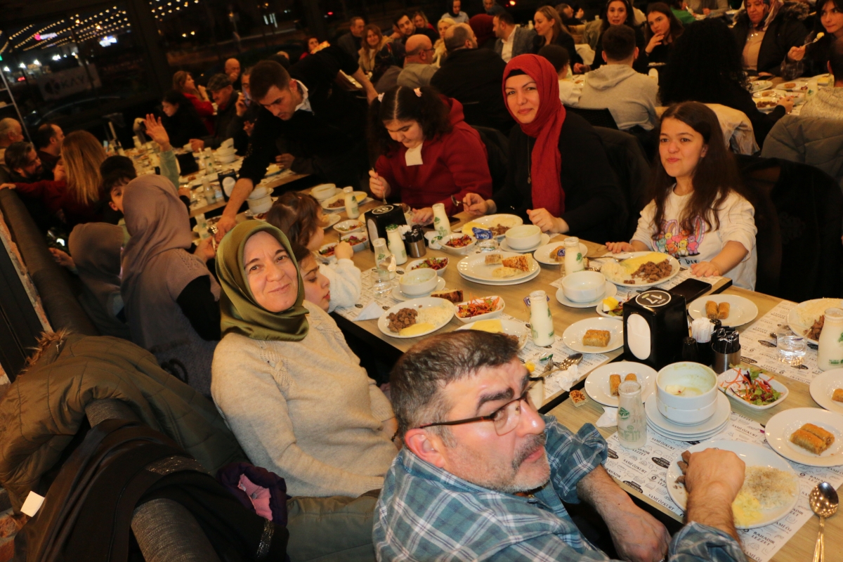 Sakarya Engelliler Birlik Federasyonu tarafından düzenlenen muazzam iftar programında 500 can bir araya geldi. Duaların semaya yükseldiği, engellerin sevgiyle aşıldığı gecede, paylaşılan sadece yemek değil, bir ömürlük dostlu