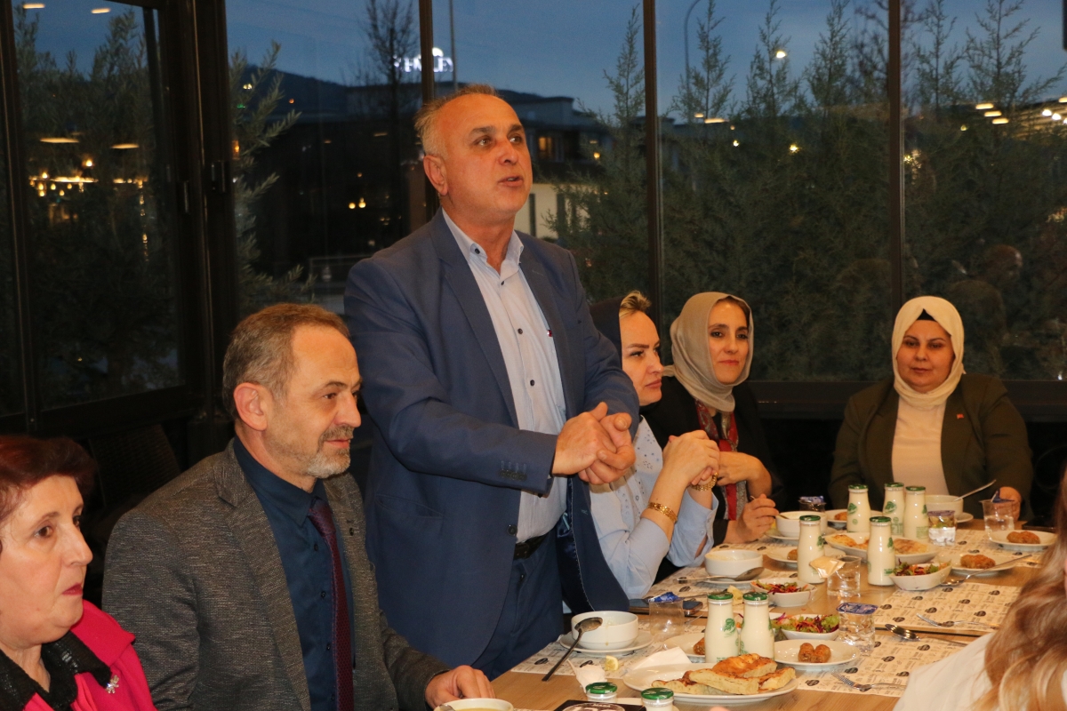 Sakarya Engelliler Birlik Federasyonu tarafından düzenlenen muazzam iftar programında 500 can bir araya geldi. Duaların semaya yükseldiği, engellerin sevgiyle aşıldığı gecede, paylaşılan sadece yemek değil, bir ömürlük dostlu