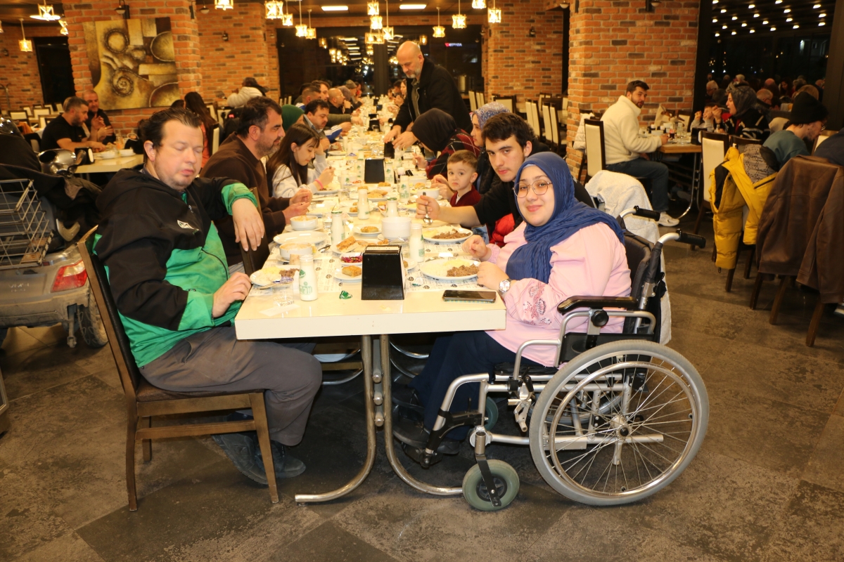 Sakarya Engelliler Birlik Federasyonu tarafından düzenlenen muazzam iftar programında 500 can bir araya geldi. Duaların semaya yükseldiği, engellerin sevgiyle aşıldığı gecede, paylaşılan sadece yemek değil, bir ömürlük dostlu