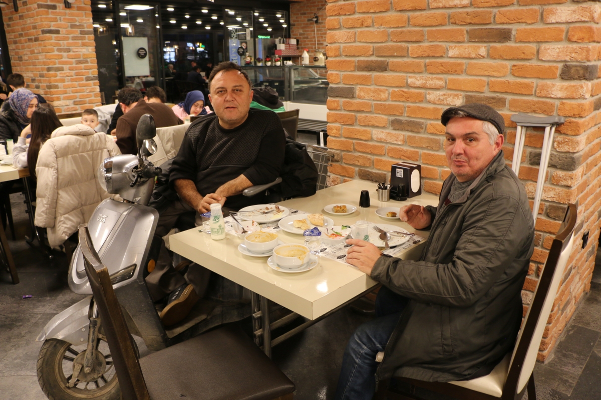 Sakarya Engelliler Birlik Federasyonu tarafından düzenlenen muazzam iftar programında 500 can bir araya geldi. Duaların semaya yükseldiği, engellerin sevgiyle aşıldığı gecede, paylaşılan sadece yemek değil, bir ömürlük dostlu